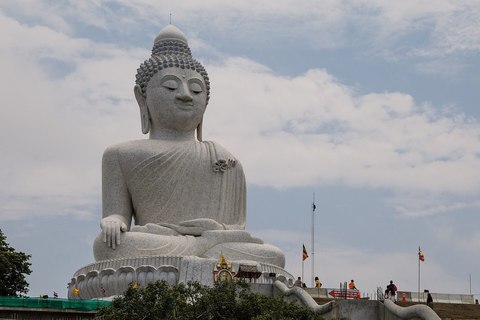 Estatua blanca del Big Buddha de Phuket sentada sobre su pedestal