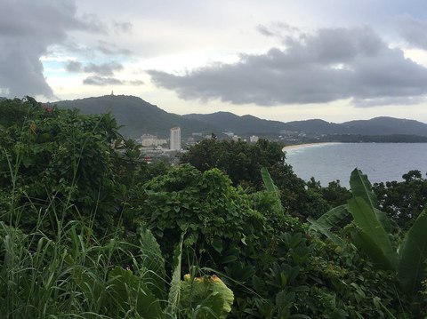 Vista de la playa de Karon entre la vegetación de la colina