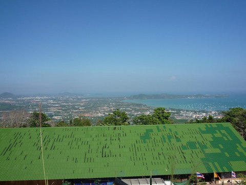 Vista de la costa este de Phuket y la bahía de Chalong desde lo alto de la colina