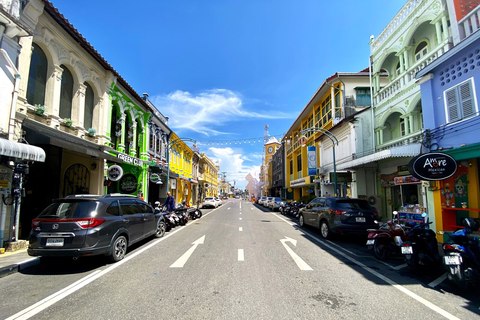 Calle del casco antiguo de Phuket con casas sinoportuguesas de colores