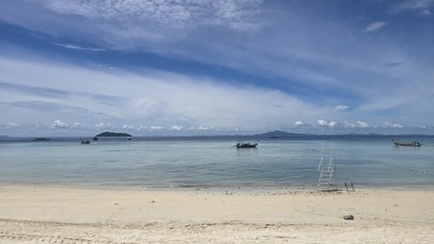 Playa de Koh Phi Phi con barcas fondeadas y las islas al fondo