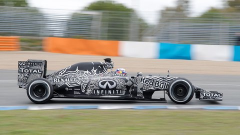 Un monoplaza de Fórmula 1 de Red Bull con decoración en blanco y negro rodando por un circuito