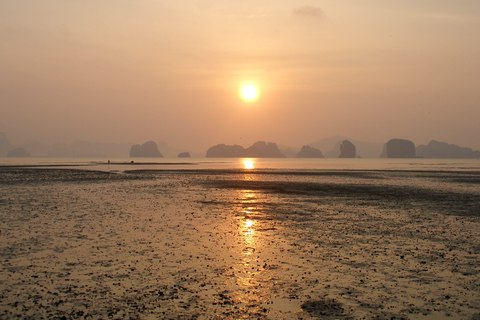 Amanecer sobre la bahía de Phang Nga desde una playa de Koh Yao Noi con marea baja