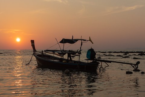 Barca longtail en la orilla de Klong Khong, en Koh Lanta, al atardecer