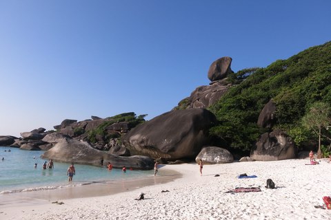 Playa de arena blanca en las islas Similan con grandes rocas de granito y agua turquesa