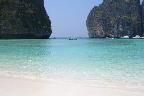Agua turquesa y arena blanca de Maya Bay entre dos acantilados de caliza cubiertos de vegetación