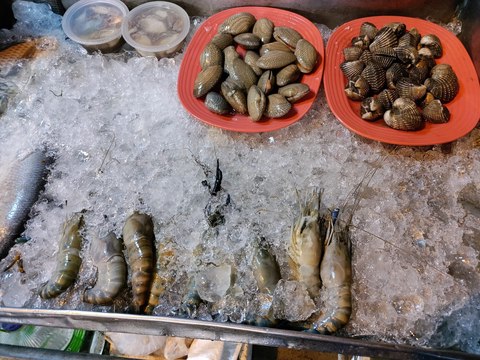 Puesto de marisco en un mercado de Bangkok