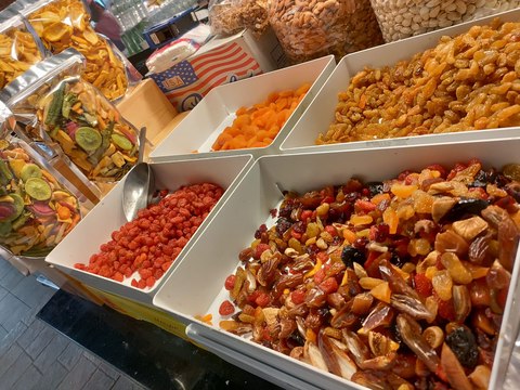 Puesto de frutos secos en un mercado de Tailandia