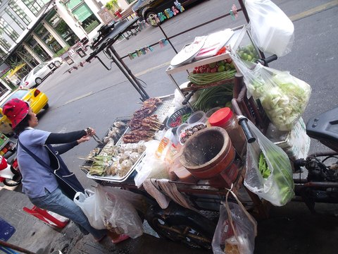 Carrito de comida callejera en una calle de Bangkok