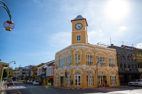 Torre del reloj y edificios coloniales del casco antiguo de Phuket Town