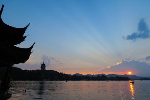 Atardecer sobre el Lago del Oeste de Hangzhou con la pagoda Leifeng al fondo